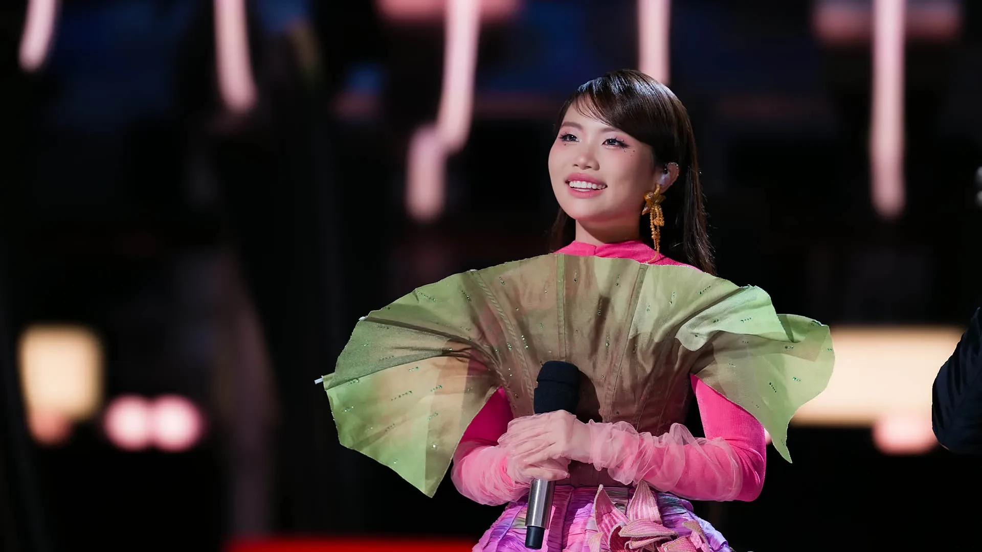 phuong-my-chi-bong-phu-hoa-sing-asia-2025-1751945730.webp