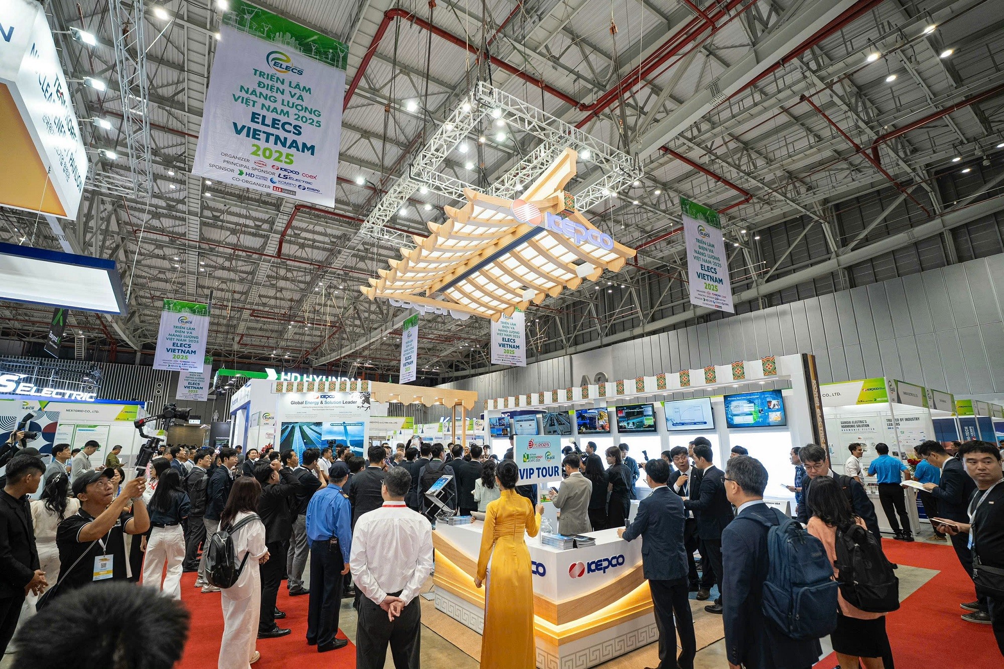 quang-canh-tai-buoi-khai-mac-trien-lam-dien-va-nang-luong-viet-nam-elecs-vietnam-2025-1752832841.jpg