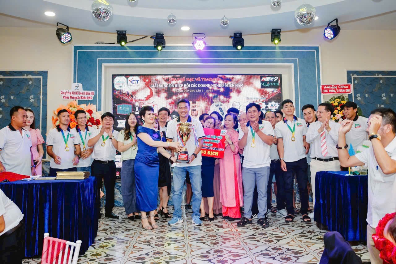 cac-thanh-vien-clb-chup-hinh-luu-niem-cung-chiec-cup-vo-dich-1754628012.jpg