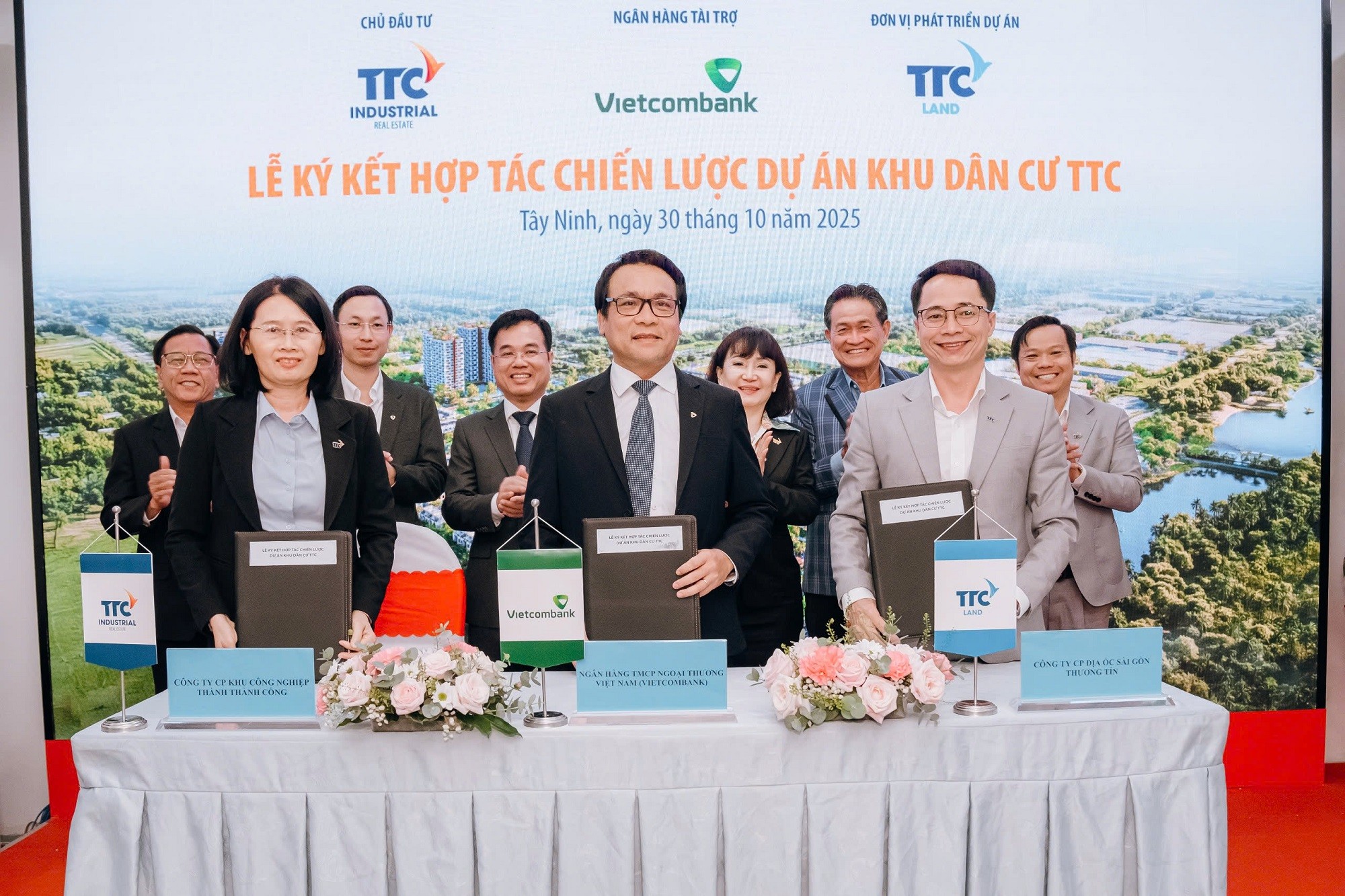 dai-dien-3-ben-ttc-iz-ttc-land-va-vietcombank-thuc-hien-nghi-thuc-ky-ket-hop-tac-chien-luoc-du-an-khu-dan-cu-ttc-1762049464.jpg