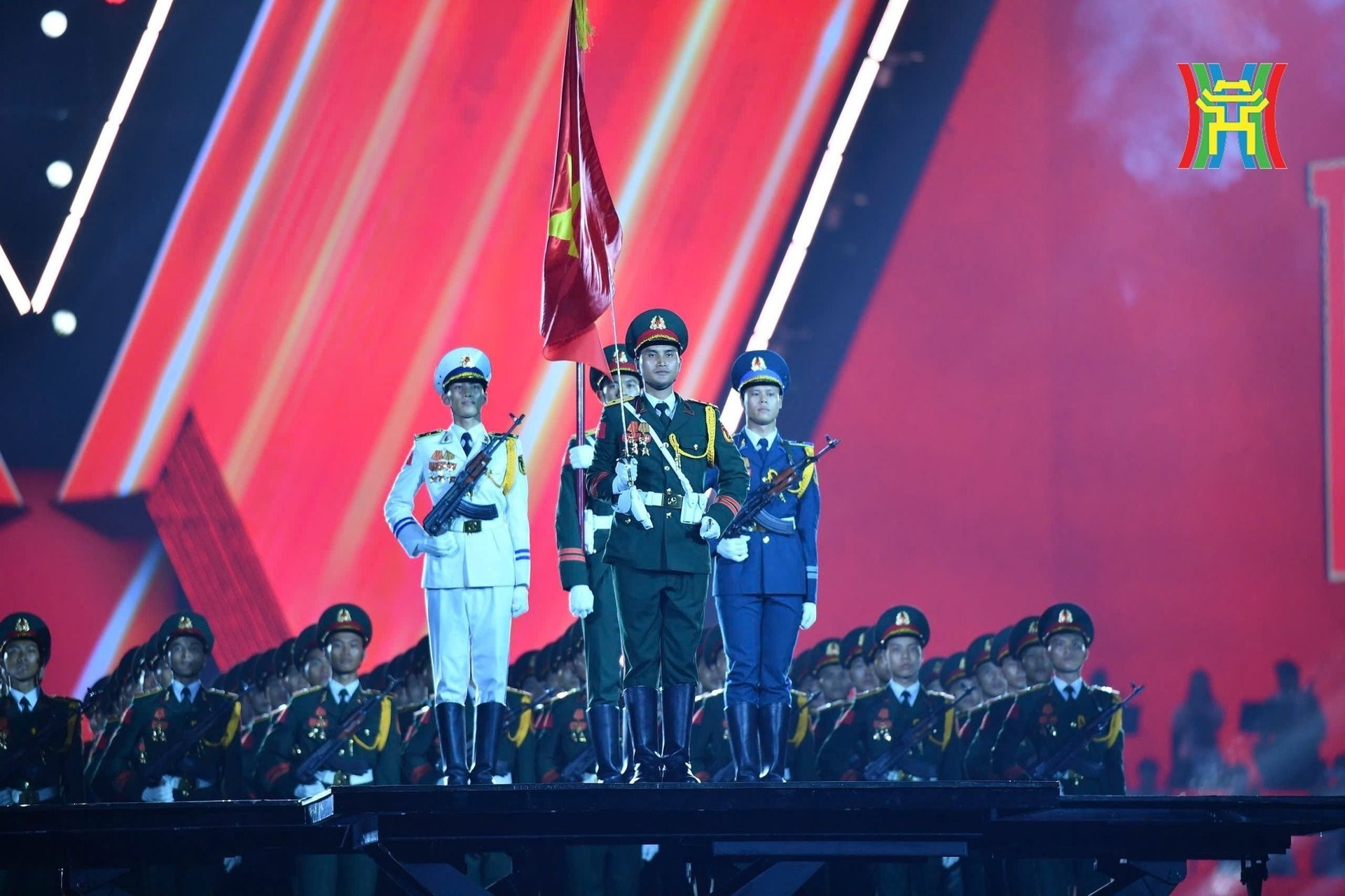 “Tổ quốc trong tim”: Nghệ sĩ cùng 50.000 khán giả tạo nên bản hòa ca của lòng yêu nước