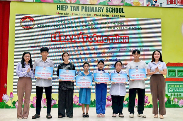 Phường Phú Thạnh (TPHCM): Chăm lo hộ dân hoàn cảnh khó khăn và học sinh nghèo vượt khó