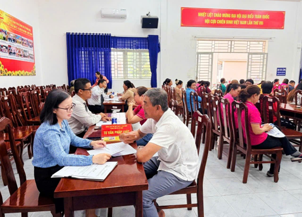 Trung tâm Trợ giúp pháp lý Nhà nước số 1, TP.HCM: Trợ giúp pháp lý và tặng quà hộ dân hoàn cảnh khó khăn