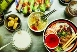 Khám phá hẻm ăn vặt chợ chiều giữa lòng thành phố.