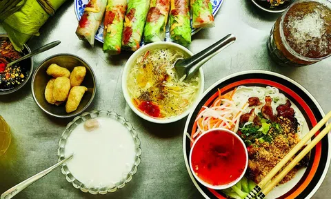 Khám phá hẻm ăn vặt chợ chiều giữa lòng thành phố.