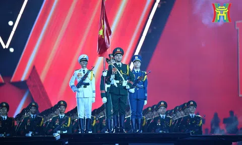 “Tổ quốc trong tim”: Nghệ sĩ cùng 50.000 khán giả tạo nên bản hòa ca của lòng yêu nước