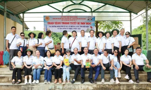 Trung tâm trợ giúp pháp lý Nhà nước số 1-TP.Hồ Chí Minh: Trao tặng trang thiết bị dạy học tại Trường Mầm non Pá Vạt, tỉnh Điện Biên