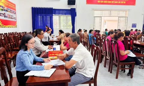 Trung tâm Trợ giúp pháp lý Nhà nước số 1, TP.HCM: Trợ giúp pháp lý và tặng quà hộ dân hoàn cảnh khó khăn