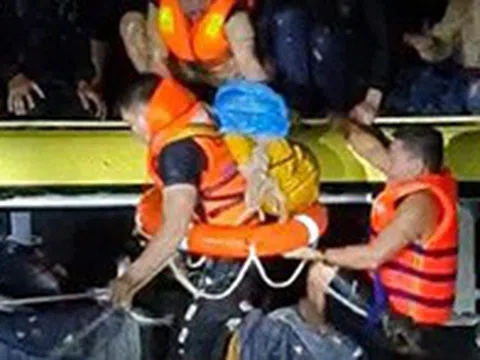Thưởng “nóng” lực lượng giải cứu 20 người trên xe khách bị lũ cuốn