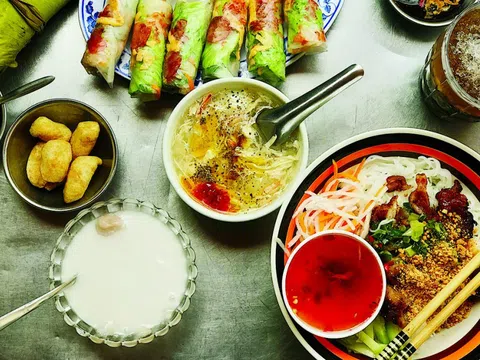 Khám phá hẻm ăn vặt chợ chiều giữa lòng thành phố.
