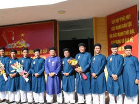 Nam công chức tỉnh Thừa Thiên - Huế mặc áo dài đi làm