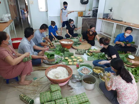 Ngày đêm gói bánh gửi nơi tuyến đầu chống dịch Covid-19