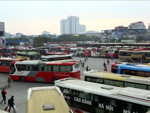 Hà Nội tái diễn xe khách dừng đỗ bắt khách trên đường